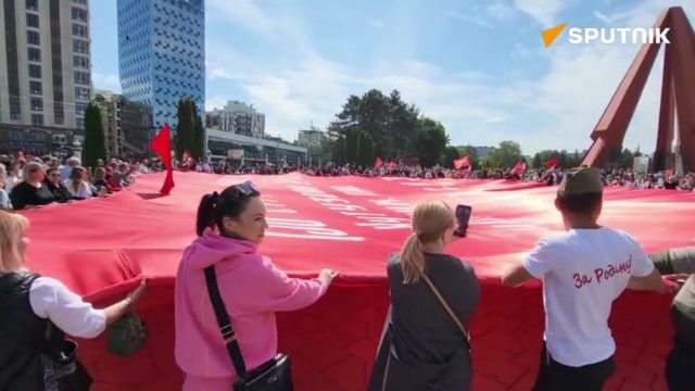 Гигантское Знамя Победы в столице Молдовы развернули участники автопробега в честь 9 Мая