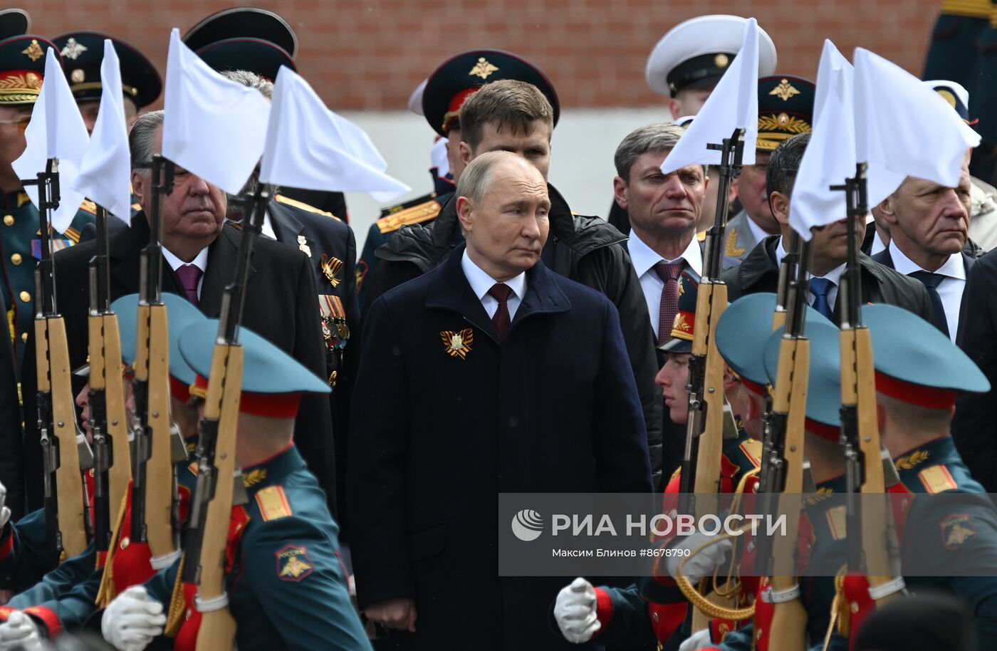 Президент Владимир Путин возложил цветы к Могиле Неизвестного Солдата