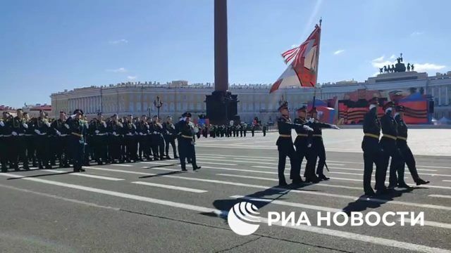 Кадры с парада на Дворцовой площади в Петербурге