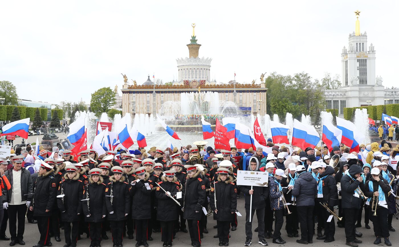 Выставка "Россия".  Торжественная линейка ко Дню Победы