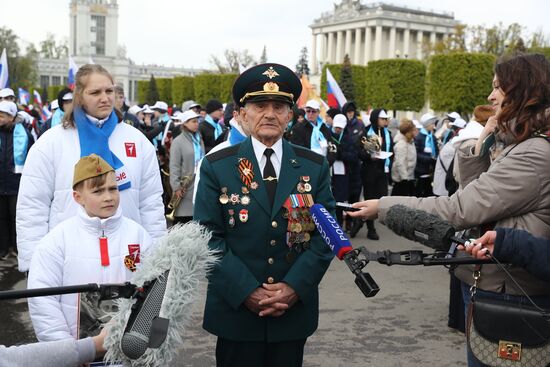 Выставка "Россия".  Торжественная линейка ко Дню Победы