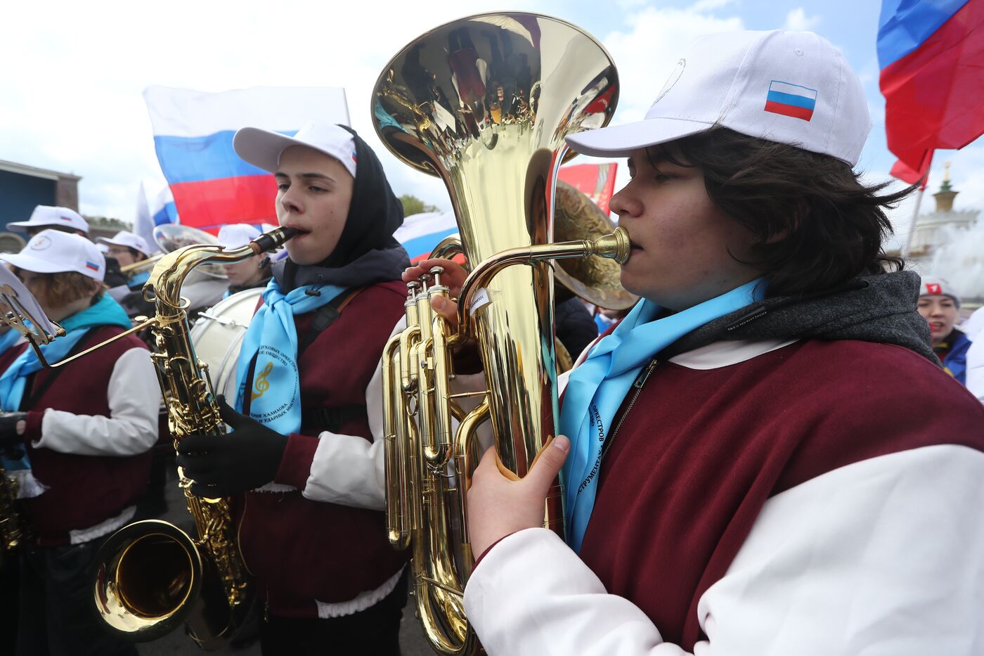 Выставка "Россия".  Торжественная линейка ко Дню Победы