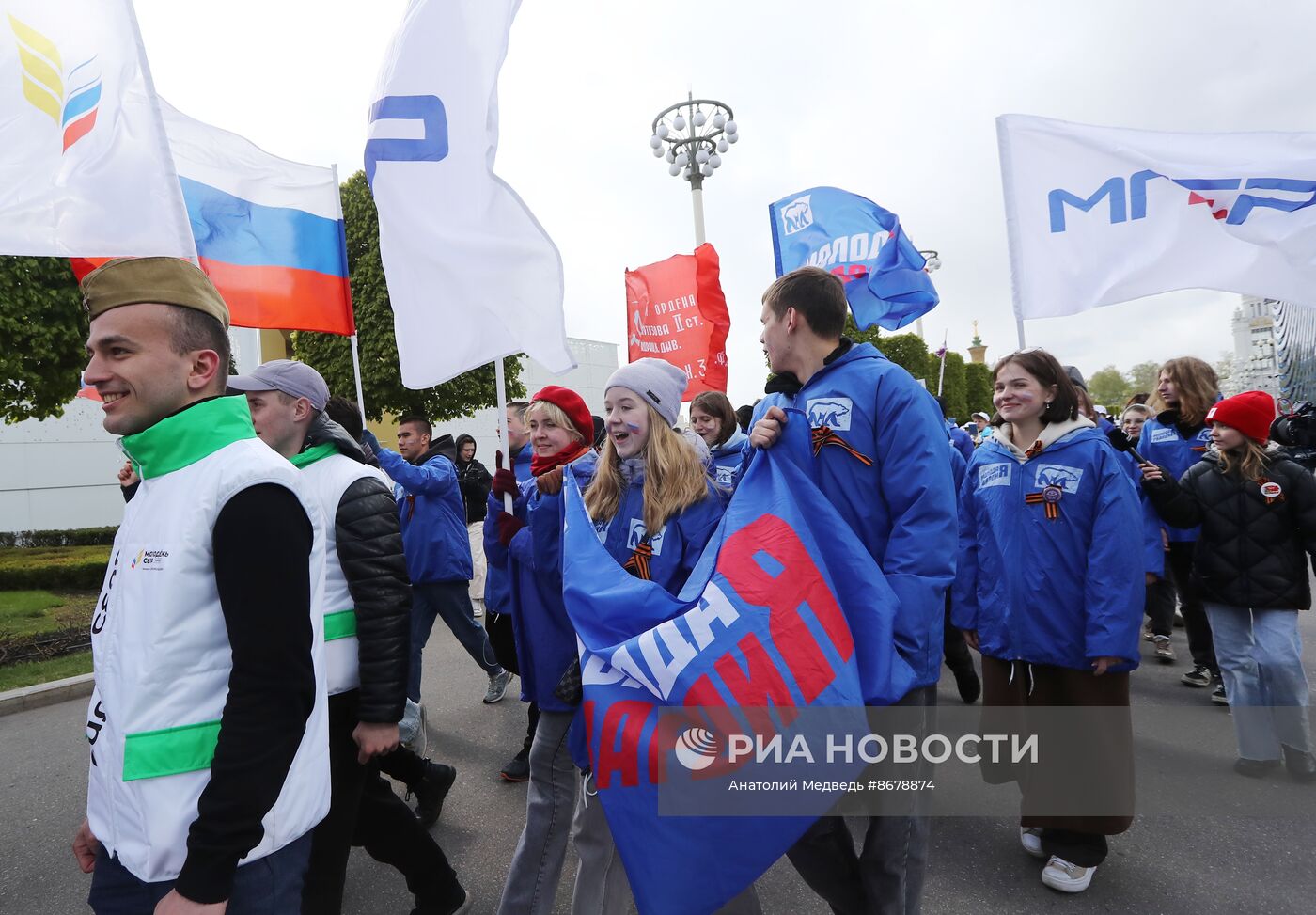 Выставка "Россия". Торжественное шествие в честь 9 Мая