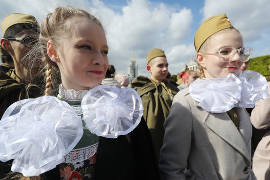 Выставка "Россия".  Торжественная линейка ко Дню Победы