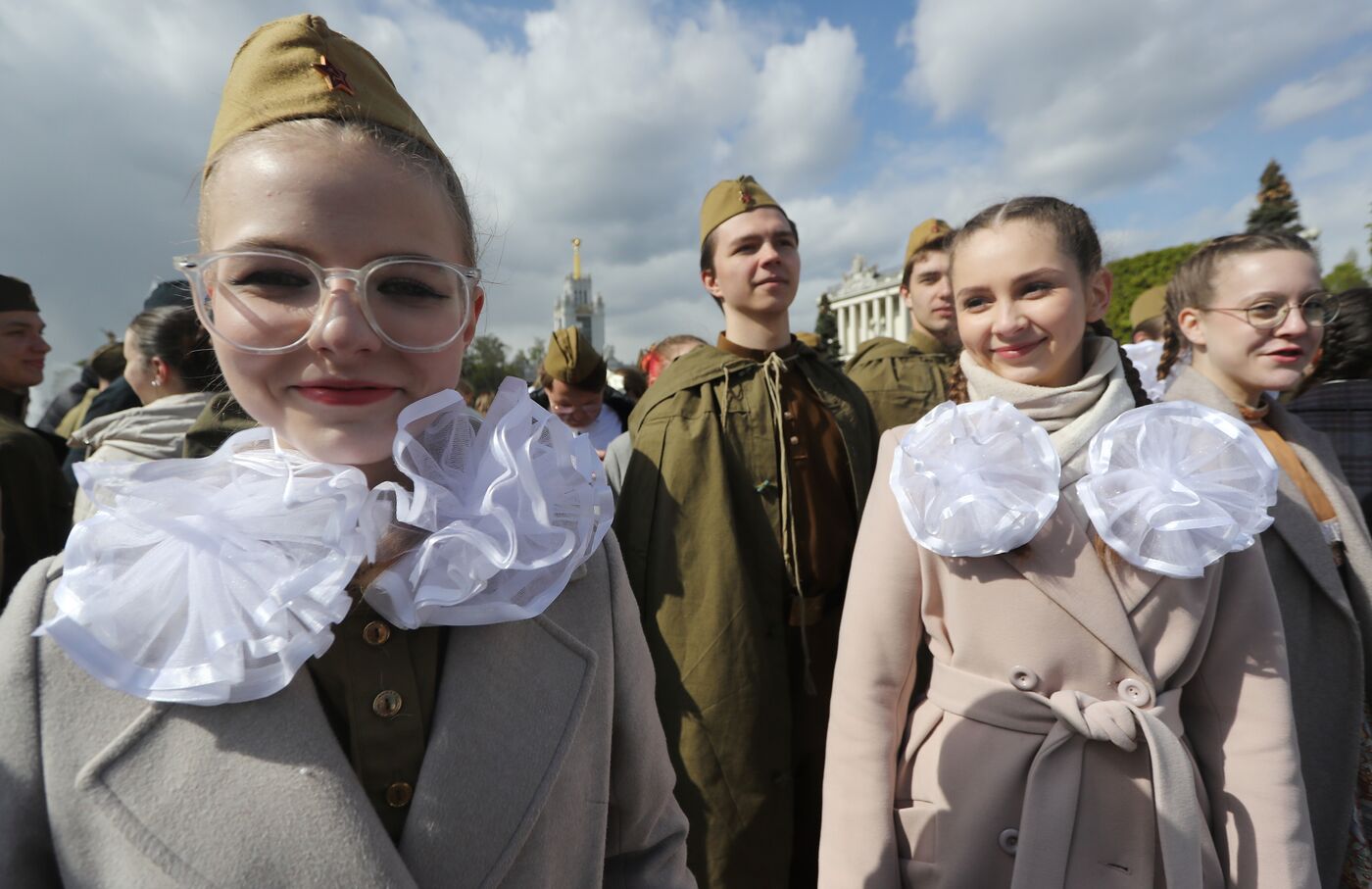 Выставка "Россия".  Торжественная линейка ко Дню Победы