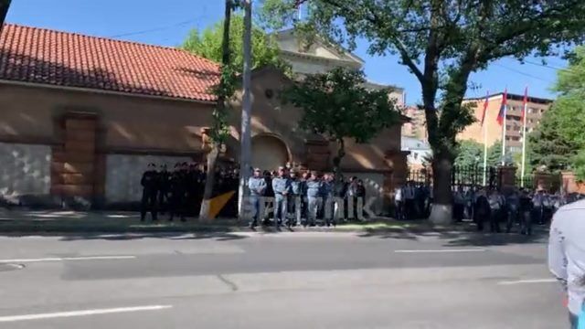 Резиденция президента Армении в Ереване, мимо которой сейчас движется колонна из Тавуша, также оцеплена полицейскими