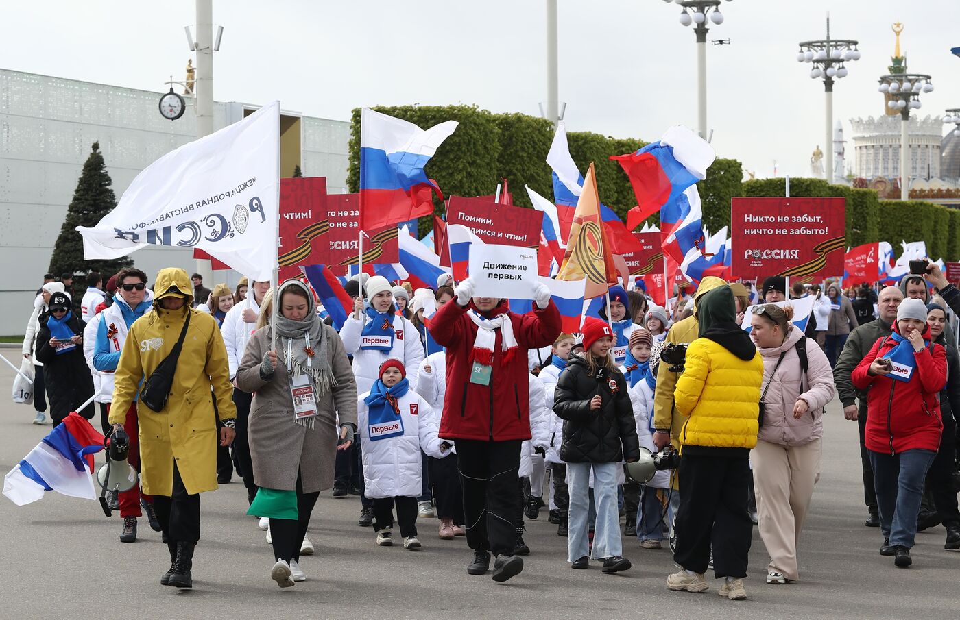 Выставка "Россия". Торжественное шествие в честь 9 Мая