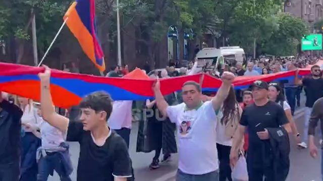 Участники протестного шествия пронесли по центру Еревана гигантский триколор