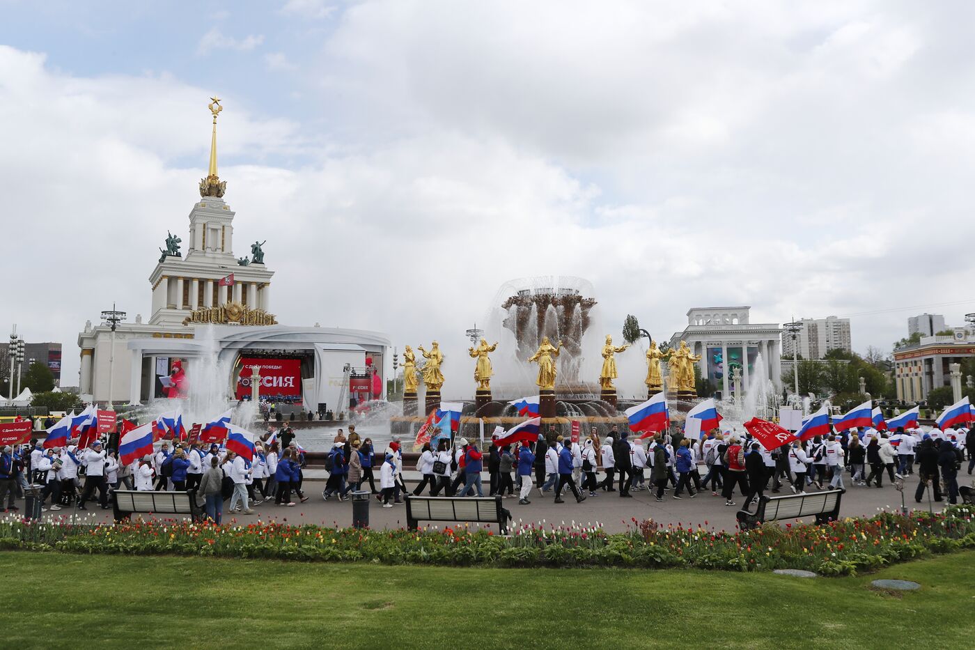 Выставка "Россия". Торжественное шествие в честь 9 Мая