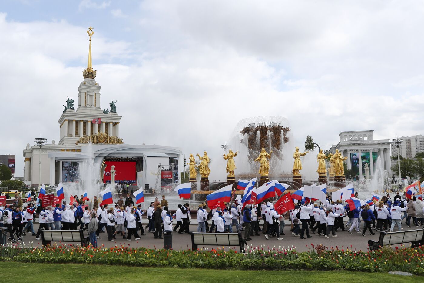 Выставка "Россия". Торжественное шествие в честь 9 Мая