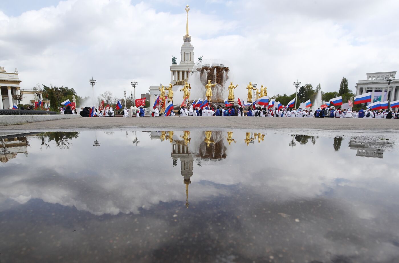 Выставка "Россия". Торжественное шествие в честь 9 Мая