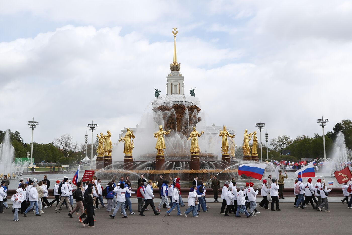 Выставка "Россия". Торжественное шествие в честь 9 Мая