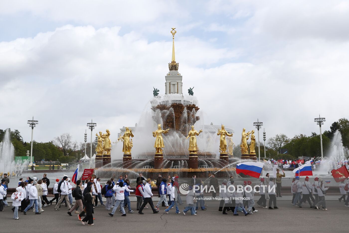 Выставка "Россия". Торжественное шествие в честь 9 Мая