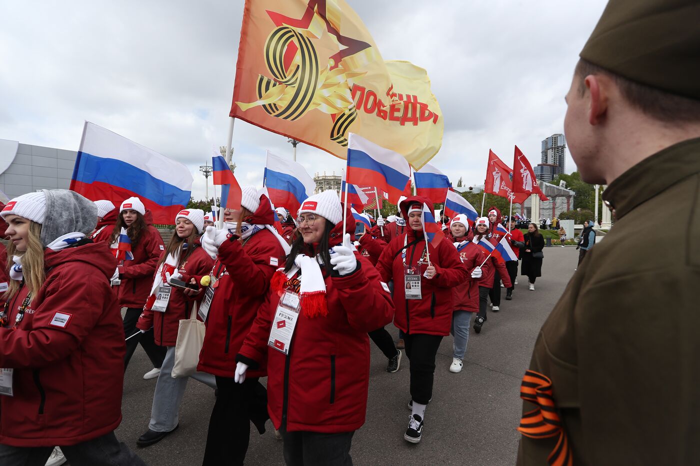 Выставка "Россия". Торжественное шествие в честь 9 Мая