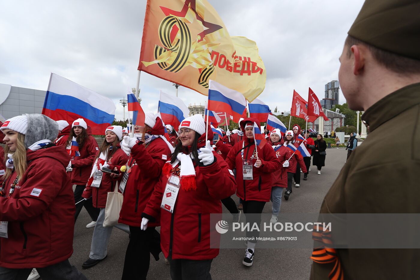 Выставка "Россия". Торжественное шествие в честь 9 Мая