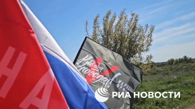 Жители Михайловки в ЛНР зажгли огонь на отреставрированном мемориале павшим солдатам