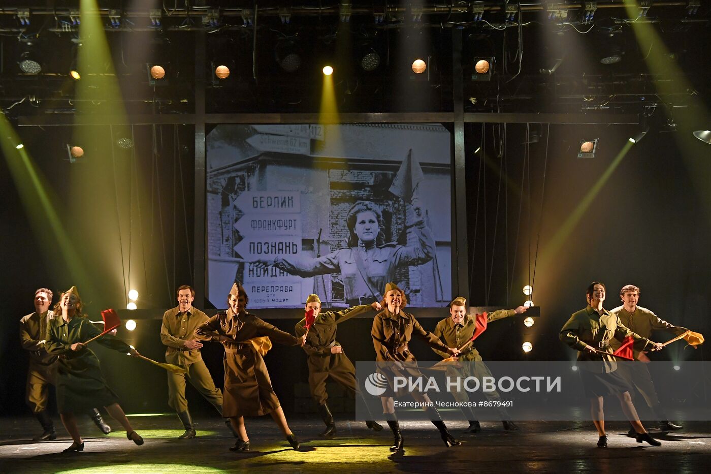 Спектакль-концерт "Синий платочек" в театре Сатиры