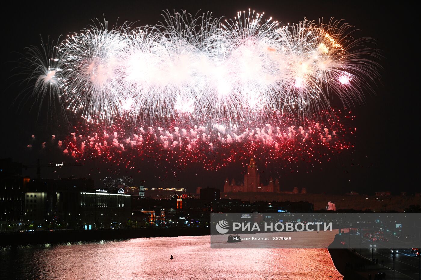 Салют в честь 79-й годовщины Победы в Великой Отечественной войне