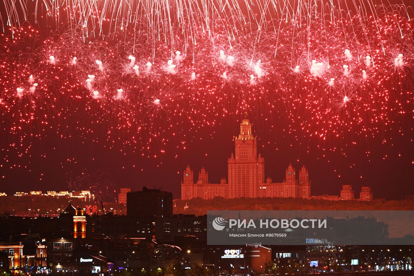Салют в честь 79-й годовщины Победы в Великой Отечественной войне