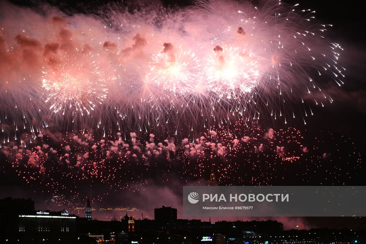 Салют в честь 79-й годовщины Победы в Великой Отечественной войне