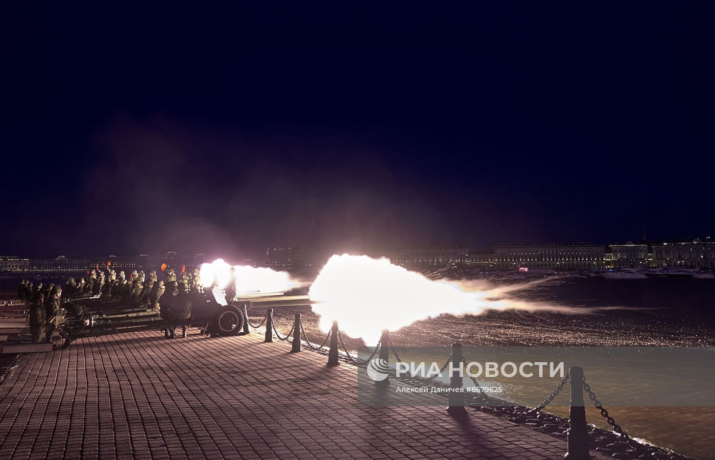 Салют в честь 79-й годовщины Победы в Великой Отечественной войне