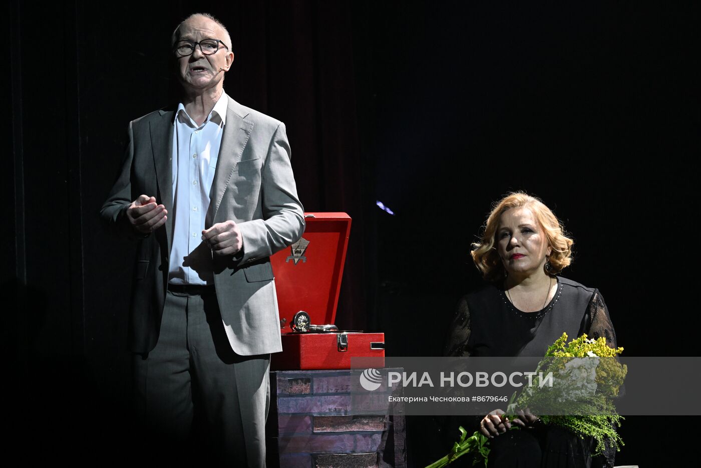 Спектакль-концерт "Синий платочек" в театре Сатиры