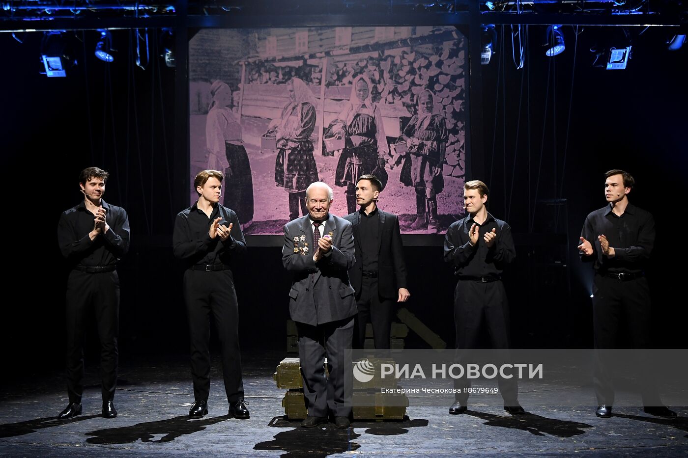 Спектакль-концерт "Синий платочек" в театре Сатиры
