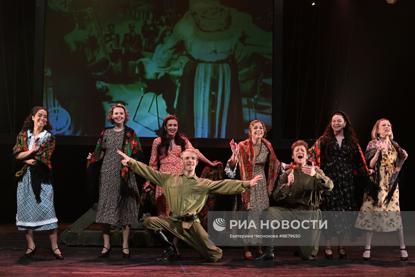 Спектакль-концерт "Синий платочек" в театре Сатиры