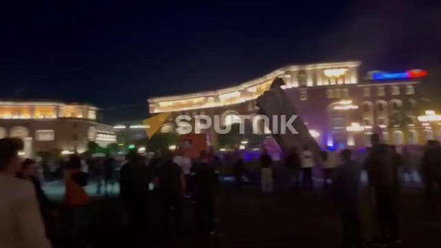 Грузовик КамАЗ с откинутым кузовом въехал на площадь Республики в Ереване во время многолюдного митинга