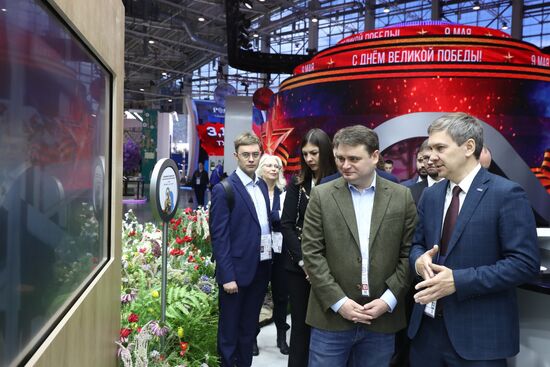 Выставка "Россия". Участники пленарной сессии "Возможности будущего: международная кооперация и экспорт" осмотрели стенды регионов