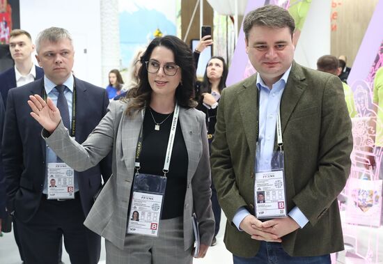 Выставка "Россия". Участники пленарной сессии "Возможности будущего: международная кооперация и экспорт" осмотрели стенды регионов 