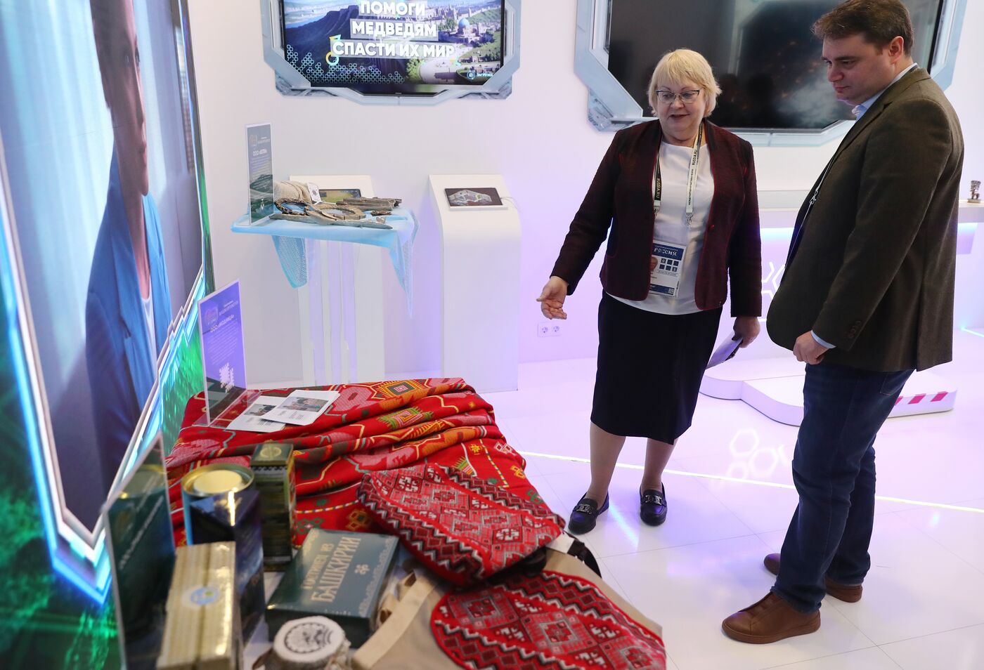Выставка "Россия". Участники пленарной сессии "Возможности будущего: международная кооперация и экспорт" осмотрели стенды регионов 