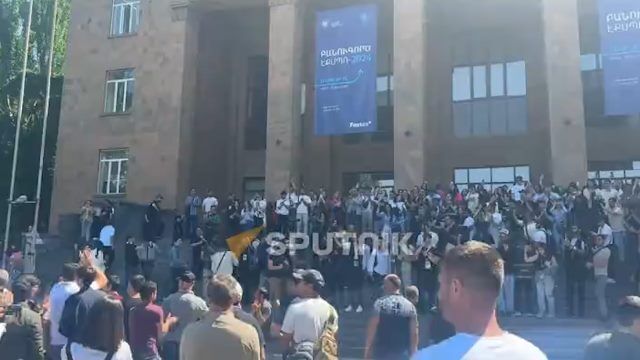 Шествие во главе с Багратом Галстаняном подошло к зданию Ереванского госуниверситета