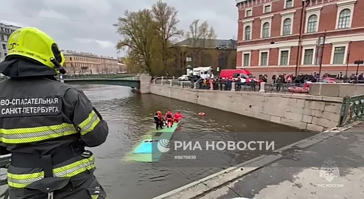Пассажирский автобус упал с моста в реку в Санкт-Петербурге