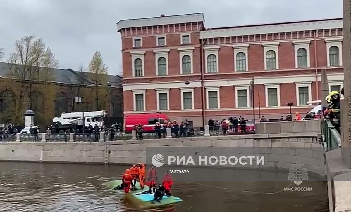 Пассажирский автобус упал с моста в реку в Санкт-Петербурге