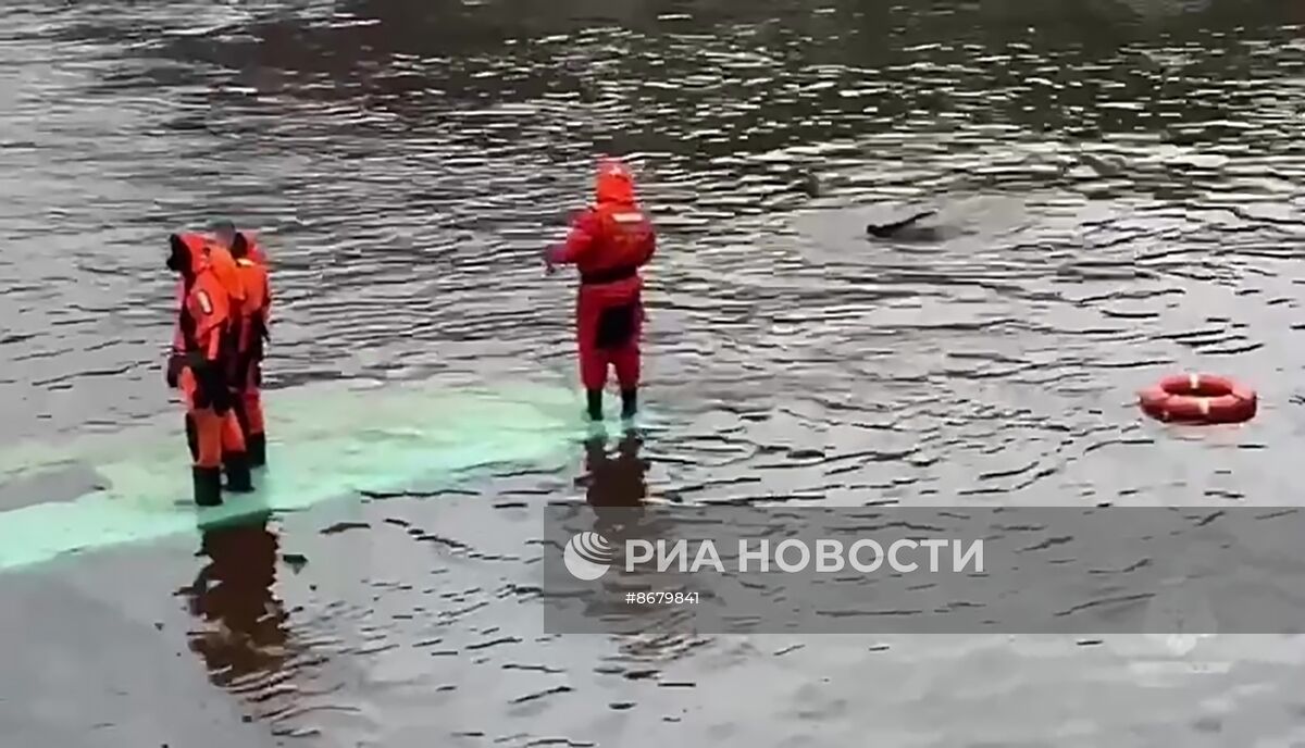 Пассажирский автобус упал с моста в реку в Санкт-Петербурге