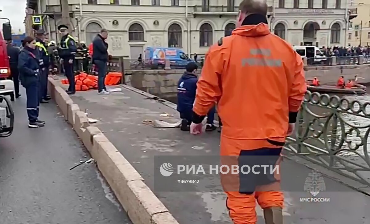 Пассажирский автобус упал с моста в реку в Санкт-Петербурге