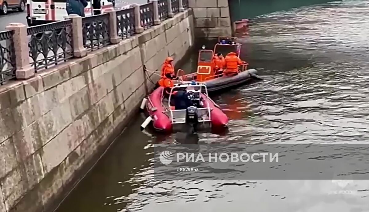 Пассажирский автобус упал с моста в реку в Санкт-Петербурге