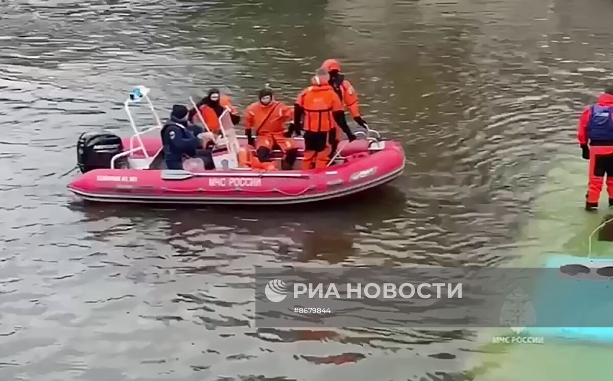 Пассажирский автобус упал с моста в реку в Санкт-Петербурге