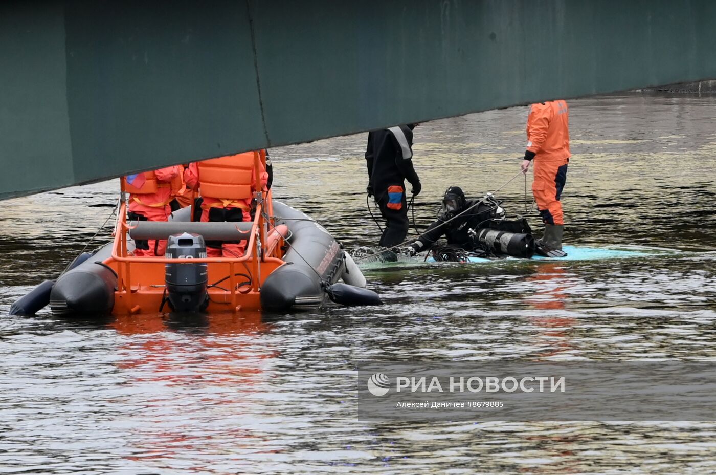 Пассажирский автобус упал с моста в реку в Санкт-Петербурге