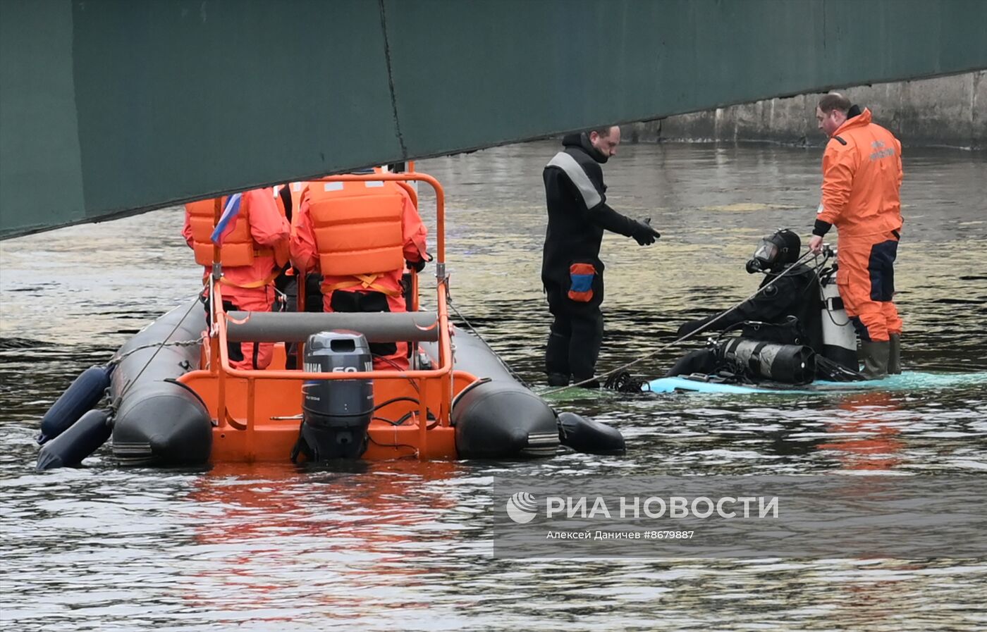 Пассажирский автобус упал с моста в реку в Санкт-Петербурге