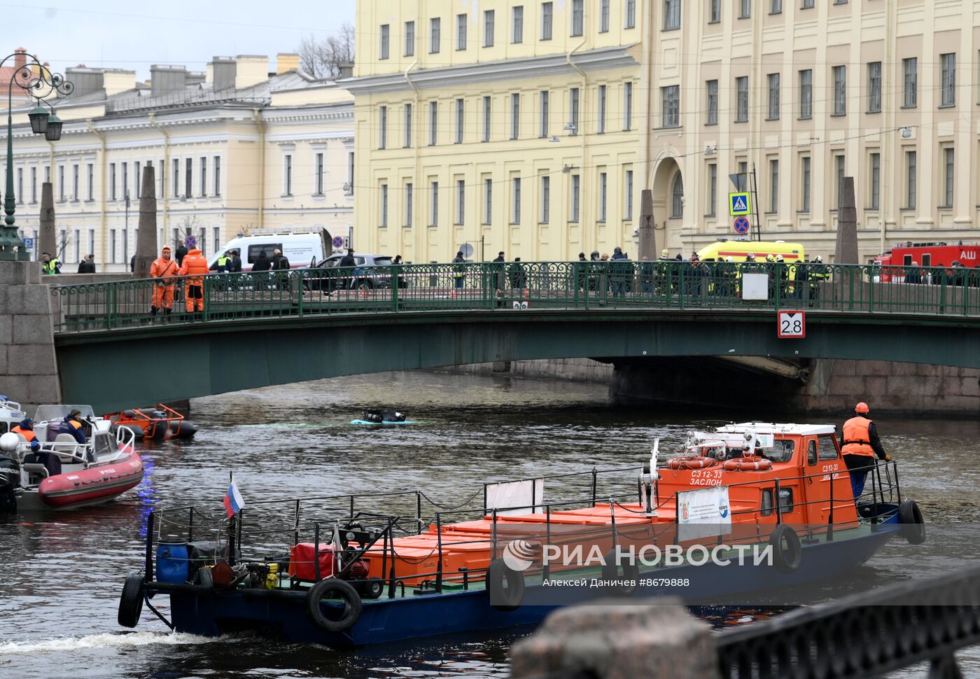 Пассажирский автобус упал с моста в реку в Санкт-Петербурге
