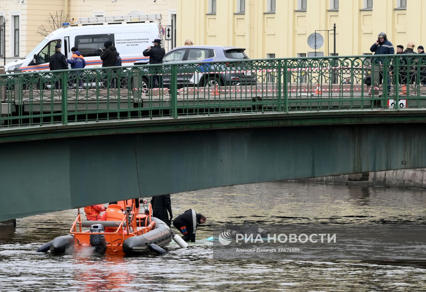 Пассажирский автобус упал с моста в реку в Санкт-Петербурге