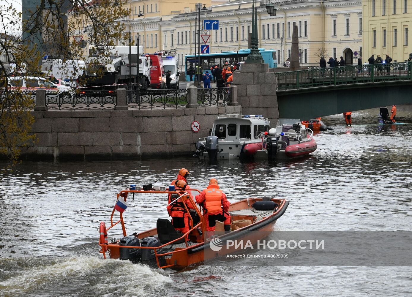 Пассажирский автобус упал с моста в реку в Санкт-Петербурге