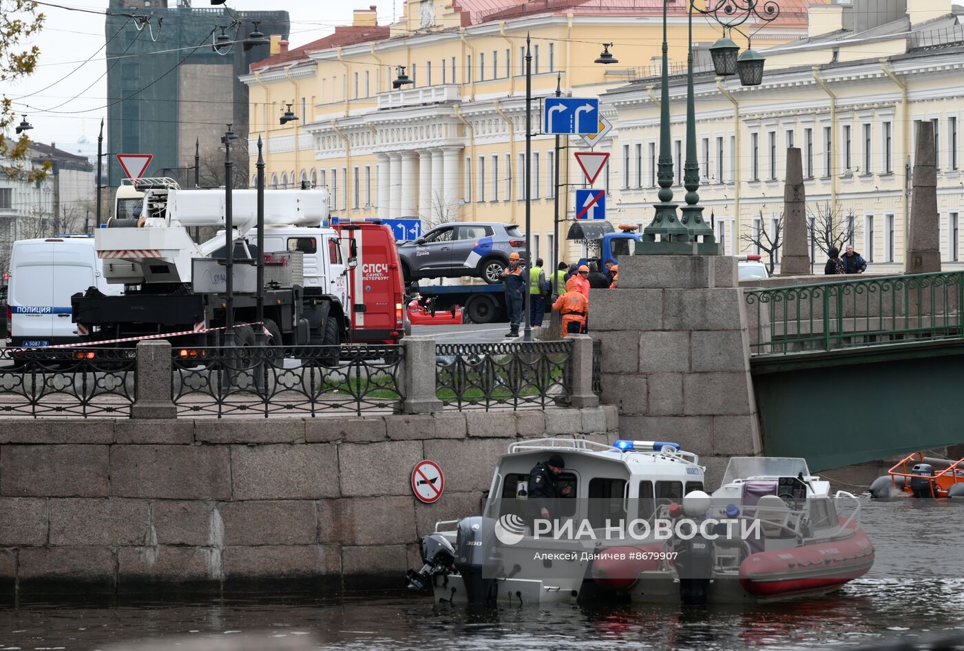 Пассажирский автобус упал с моста в реку в Санкт-Петербурге