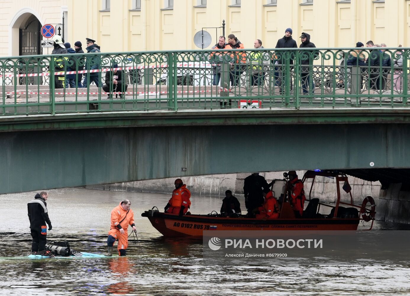 Пассажирский автобус упал с моста в реку в Санкт-Петербурге