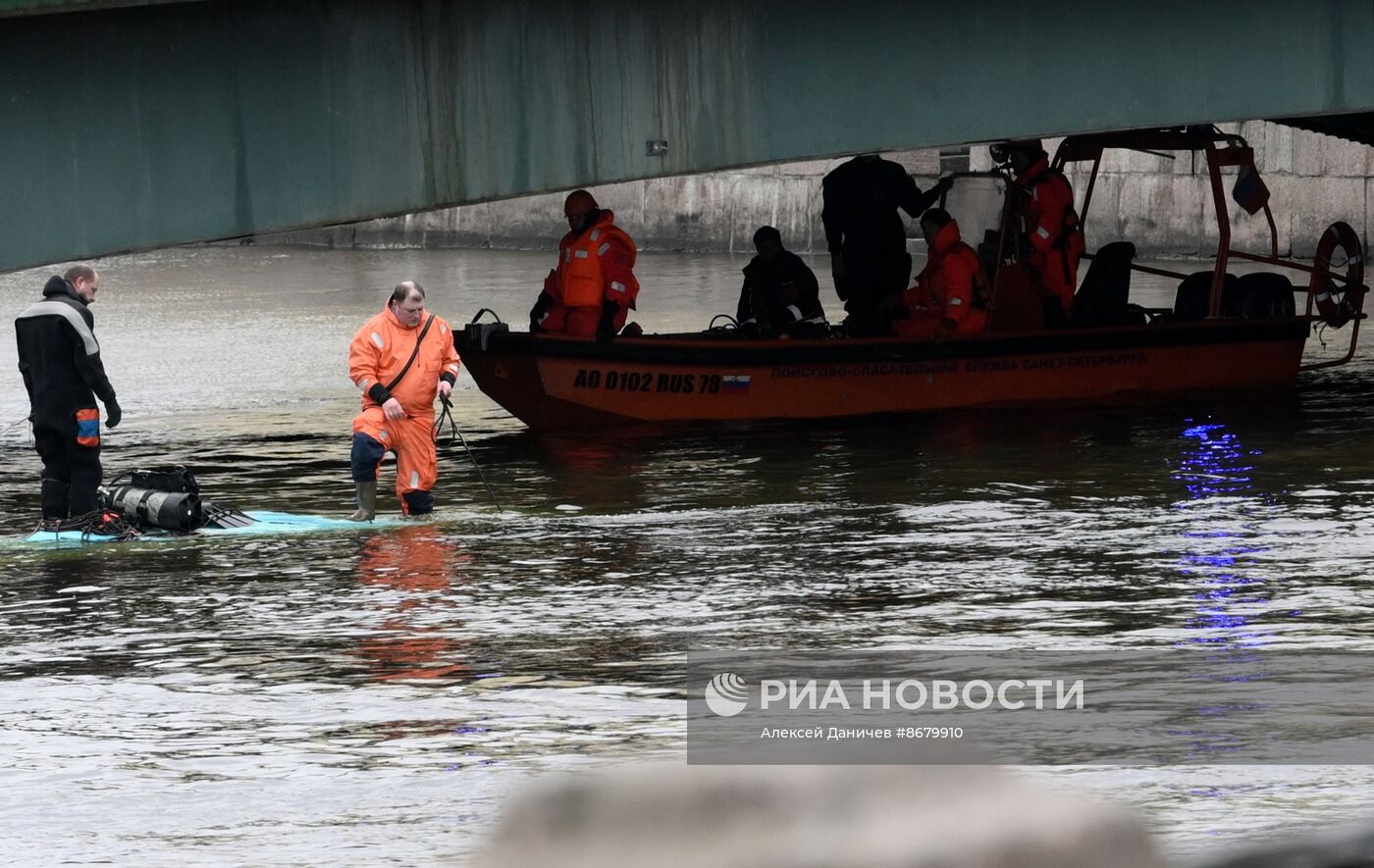 Пассажирский автобус упал с моста в реку в Санкт-Петербурге