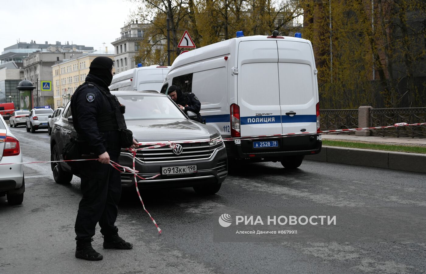 Пассажирский автобус упал с моста в реку в Санкт-Петербурге