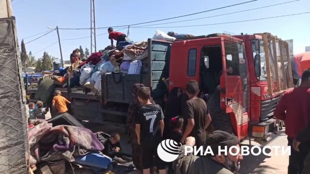 Десятки тысяч палестинцев движутся на север из Рафаха в попытках спастись от атак Израиля