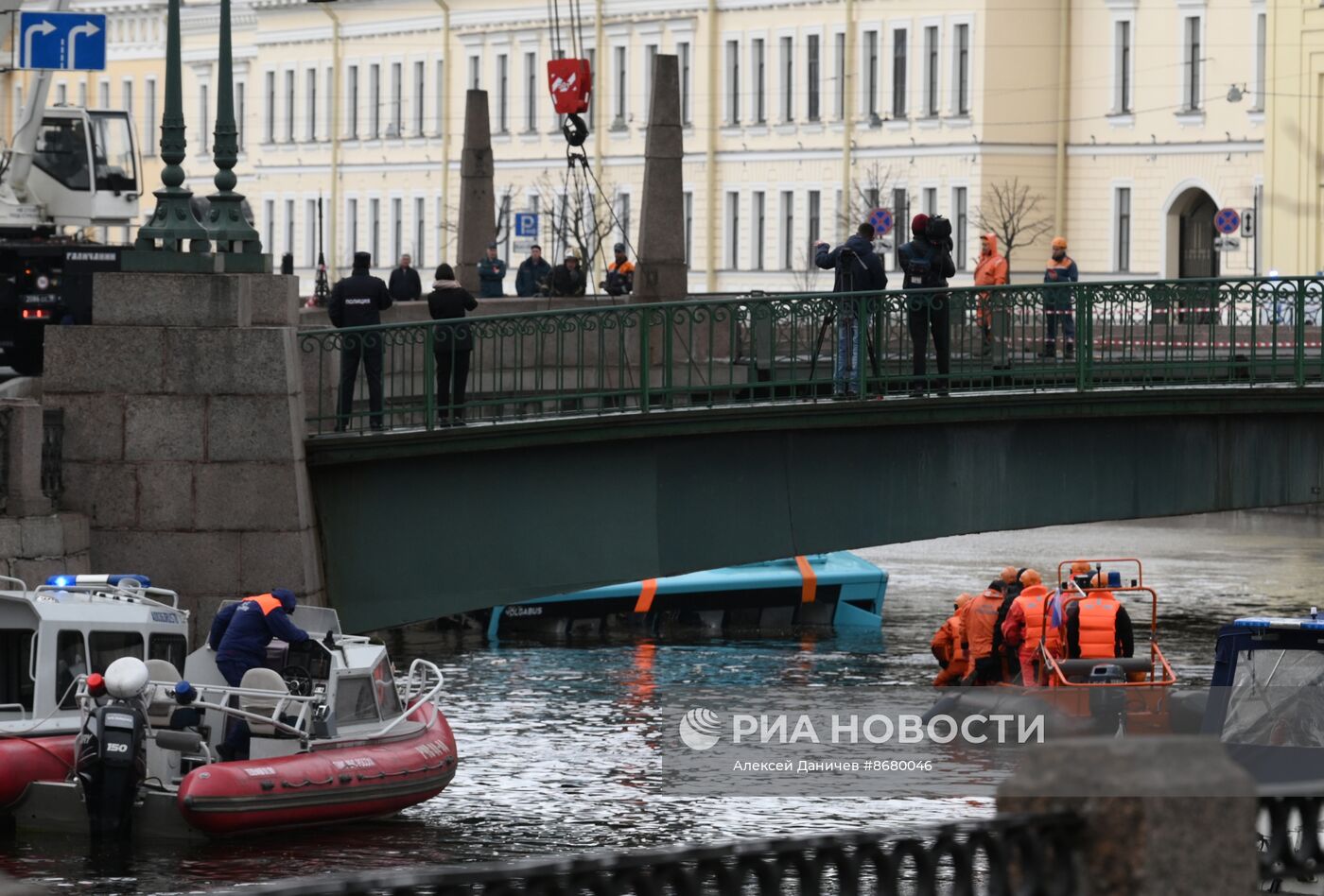 Пассажирский автобус упал с моста в реку в Санкт-Петербурге